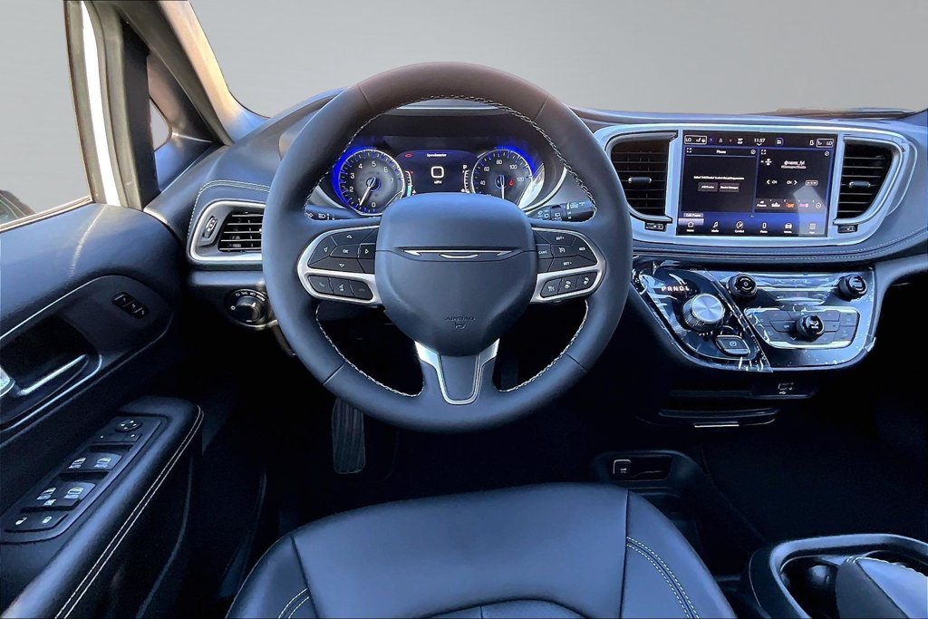 New 2027 Chrysler Pacifica Select FWD image 5