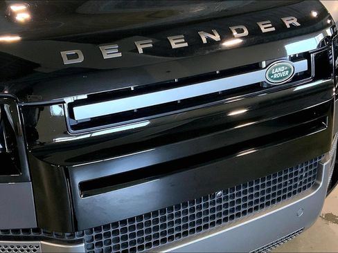 Certified 2025 Land Rover Defender 110 V8 AWD/4WD image 30