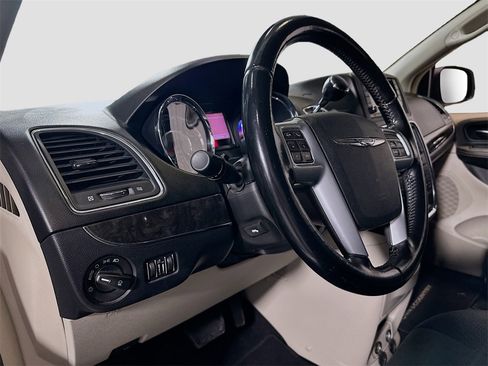 Used 2012 Chrysler Town & Country Touring image 10