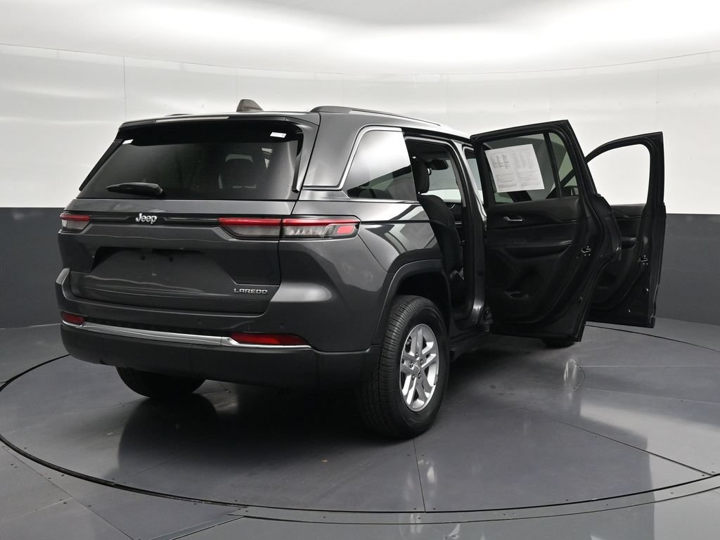 Used 2023 Jeep Grand Cherokee Laredo RWD image 38