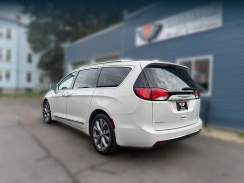 Used 2019 Chrysler Pacifica Limited w/ Tire & Wheel Group FWD image 6