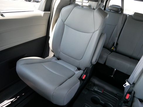 Used 2024 Toyota Sienna XLE FWD image 12