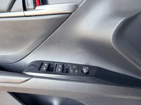 Used 2018 Toyota Camry SE FWD image 21