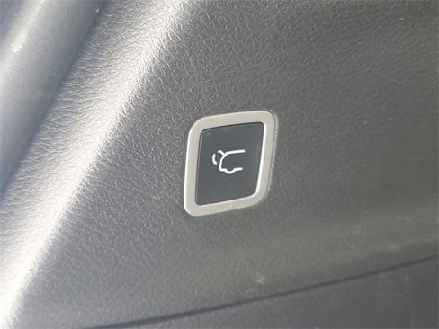 Used 2020 Chrysler Pacifica Touring-L image 8