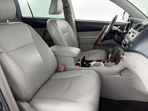 Used 2013 Toyota Highlander Limited AWD/4WD image 32
