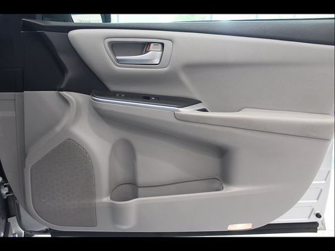 Used 2015 Toyota Camry SE FWD image 25
