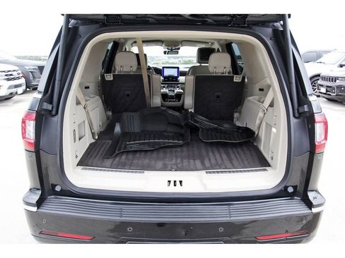 Used 2018 Lincoln Navigator Select w/ Technology Package RWD image 28