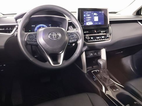 Used 2025 Toyota Corolla Cross XLE image 2