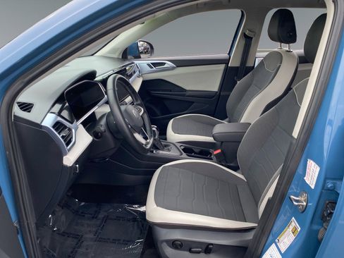 Used 2025 Volkswagen Taos SE image 9