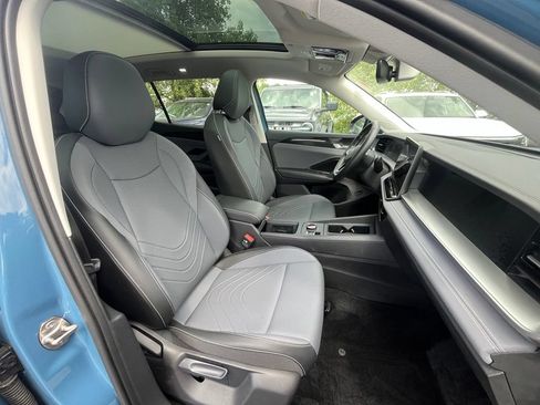 Certified 2025 Volkswagen Tiguan SE w/ Panoramic Sunroof Package AWD/4WD image 13
