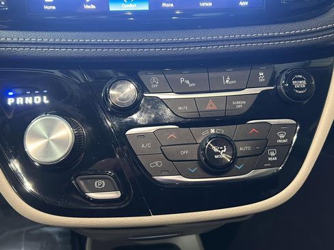 Used 2024 Chrysler Pacifica Touring-L image 23