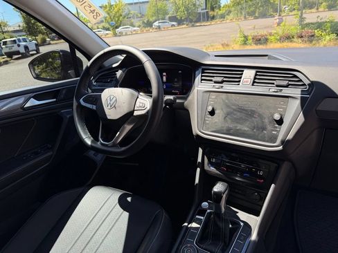 Used 2022 Volkswagen Tiguan SE AWD/4WD image 21