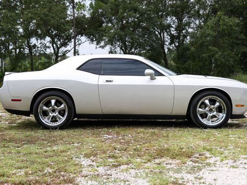 Used 2010 Dodge Challenger SE RWD image 13