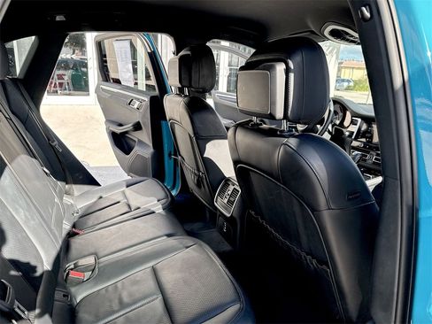 Used 2023 Porsche Macan Turbo image 34