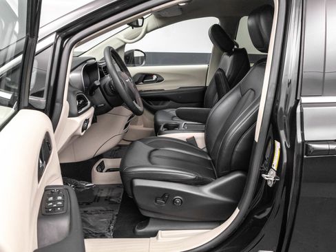 Used 2023 Chrysler Pacifica Touring-L image 6