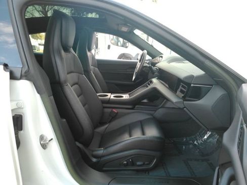 Used 2022 Porsche Taycan image 21