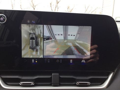 Used 2025 Chevrolet Equinox LT w/ Safety and Technology Package image 10