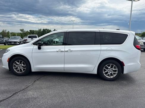 Used 2024 Chrysler Pacifica Touring-L FWD image 9