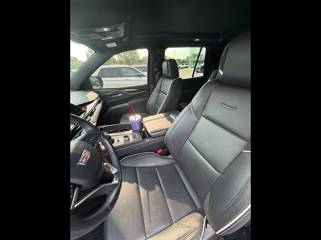 Used 2023 Cadillac Escalade Premium Luxury AWD/4WD image 2