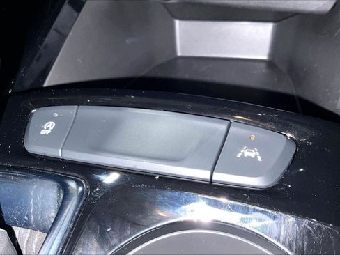 Used 2025 Chevrolet Trax LT image 36