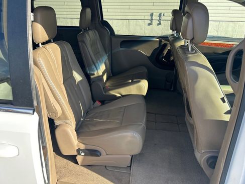 Used 2014 Chrysler Town & Country Touring image 15