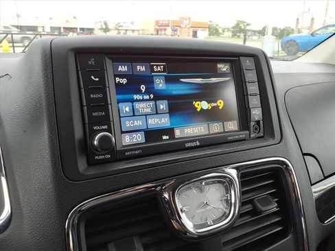 Used 2015 Chrysler Town & Country Touring w/ Driver Convenience Group FWD image 18