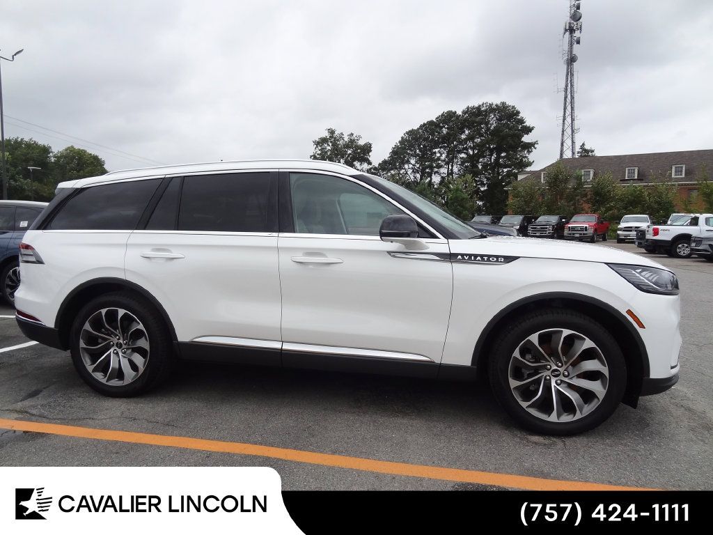 Used 2026 Lincoln Aviator AWD image 3