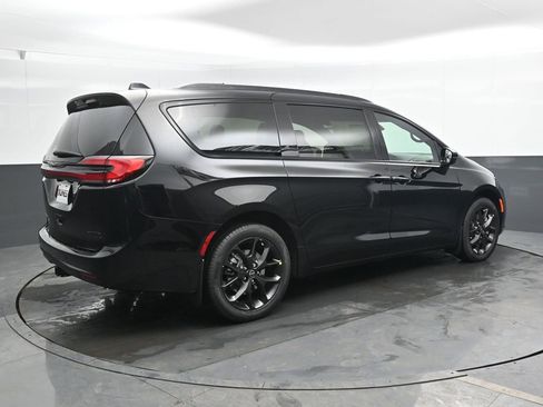 New 2026 Chrysler Pacifica Limited w/ S Appearance Package AWD/4WD image 2