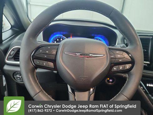 Used 2025 Chrysler Pacifica Limited FWD image 22