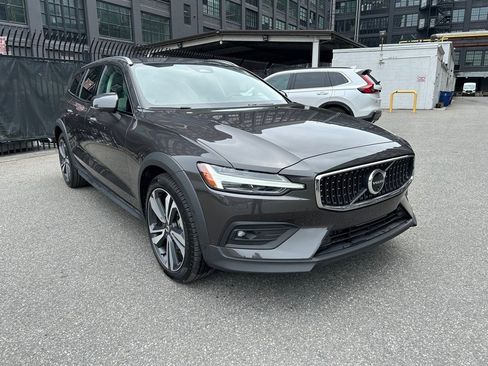 Certified 2025 Volvo V60 B5 Cross Country Plus image 2