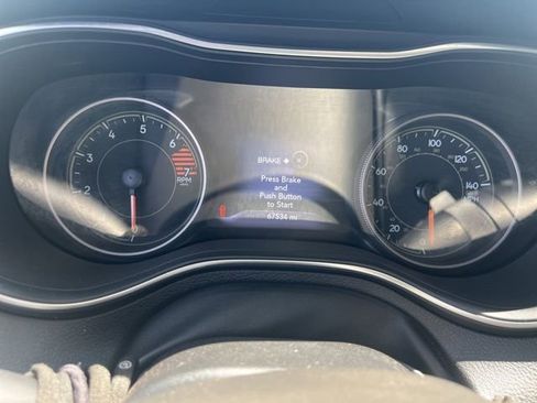 Used 2019 Jeep Cherokee Limited w/ Technology Group FWD image 10