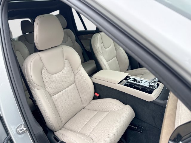 Certified 2025 Volvo XC90 B6 Ultra AWD/4WD image 31
