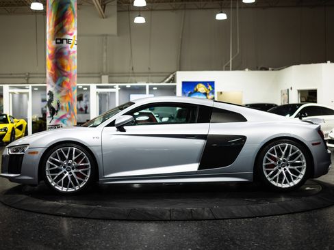 Used 2017 Audi R8 V10 w/ Carbon Exterior Package image 11