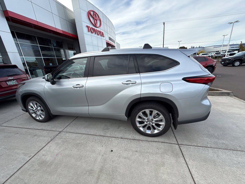 Used 2023 Toyota Highlander Limited AWD/4WD image 8
