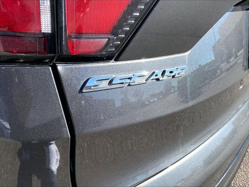 Used 2018 Ford Escape SE w/ Ford Safe & Smart Package image 29