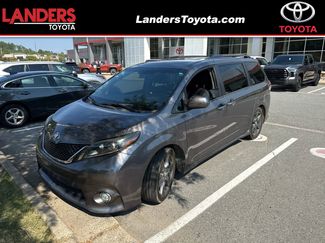 Used 2017 Toyota Sienna SE image 1