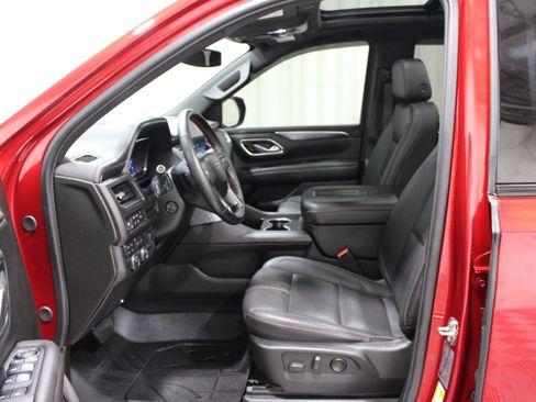 Used 2024 Chevrolet Suburban RST w/ Luxury Package AWD/4WD image 3