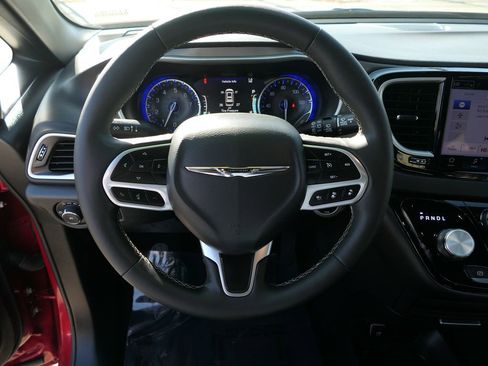 Used 2025 Chrysler Pacifica Select image 15