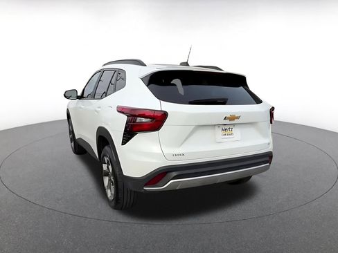 Used 2025 Chevrolet Trax LT w/ LT Convenience Package image 11