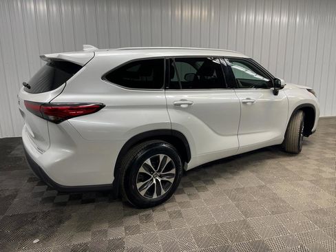 Used 2022 Toyota Highlander XLE image 3