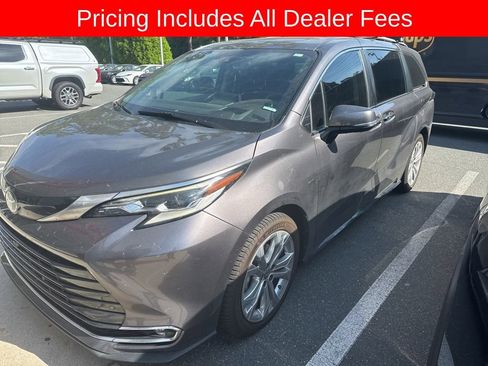 Used 2023 Toyota Sienna Platinum FWD image 1