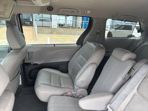 Used 2015 Toyota Sienna XLE Premium FWD image 24
