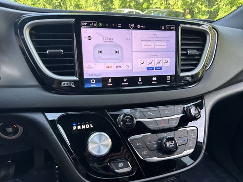 Used 2025 Chrysler Pacifica Select FWD image 17