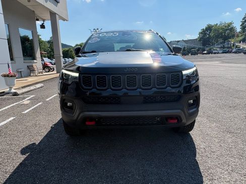 Certified 2025 Jeep Compass Trailhawk w/ Trailhawk Elite Group AWD/4WD image 4