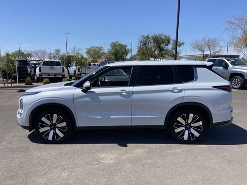 Used 2025 Mitsubishi Outlander SE AWD/4WD image 4