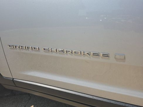Used 2024 Jeep Grand Cherokee Limited RWD image 15