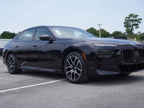 New 2025 BMW 740i w/ Executive Package image 2