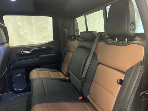 Used 2023 Chevrolet Silverado 1500 High Country w/ High Country Premium Package AWD/4WD image 40