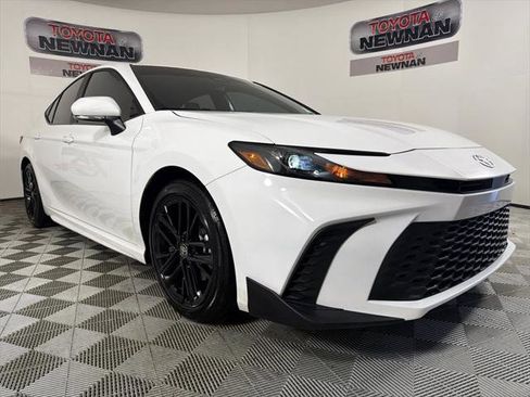 Certified 2025 Toyota Camry SE image 1