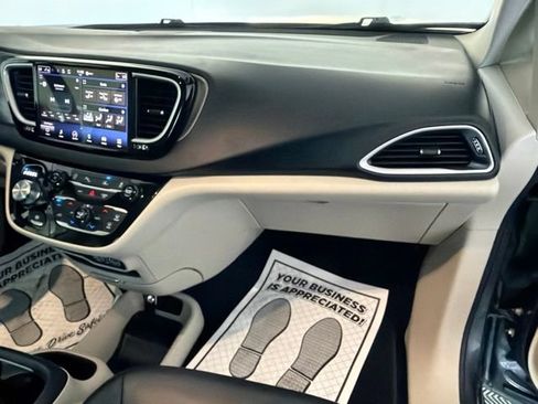 Used 2023 Chrysler Pacifica Touring-L FWD image 28